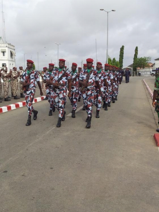 Défense: cérémonie de salut aux couleurs au camp Gallieni